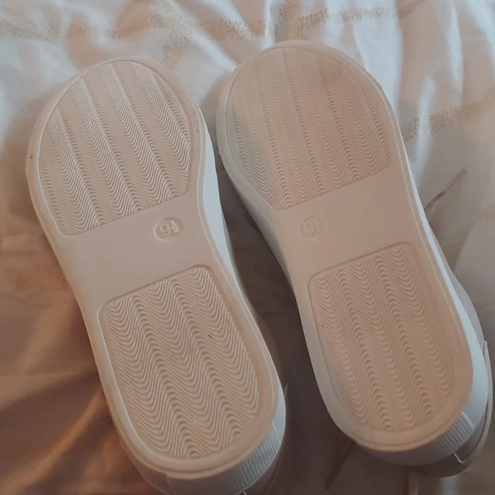 Sneakers - Picture 4 of 5